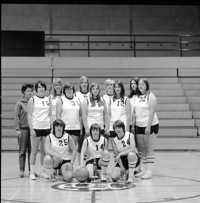 1974 Women's Basketball Team 05