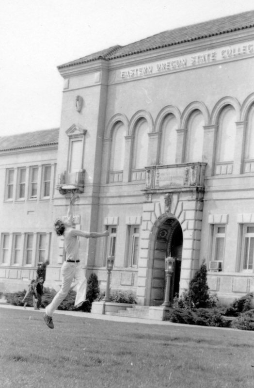1976 Student, Frisbee 02