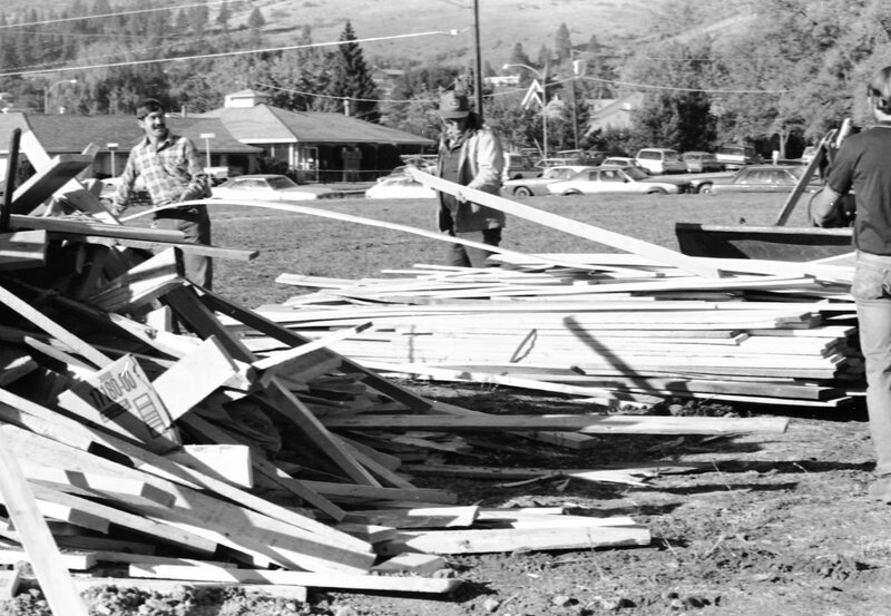 1987 Homecoming Bonfire Set-up 05