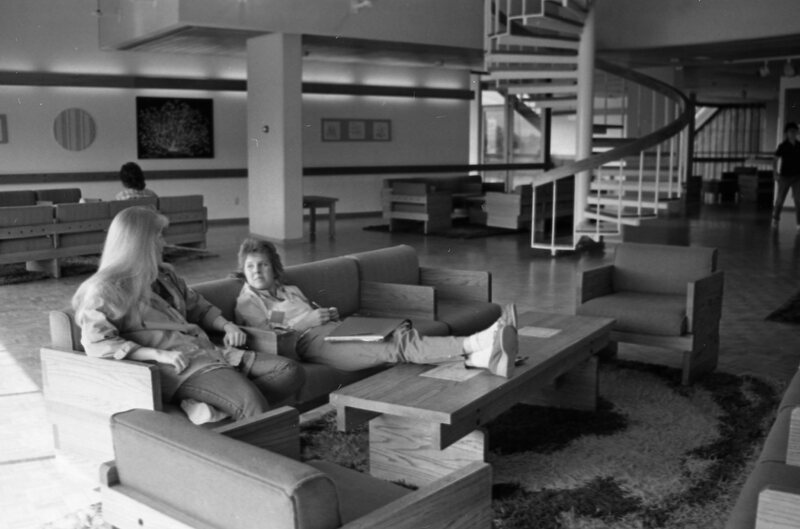 1985 Students, May Lounge 03