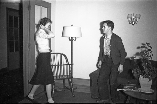 EOCE, Dating 1