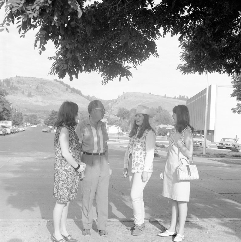 1968 Students, Consult with Professor Lynn Bishop 01
