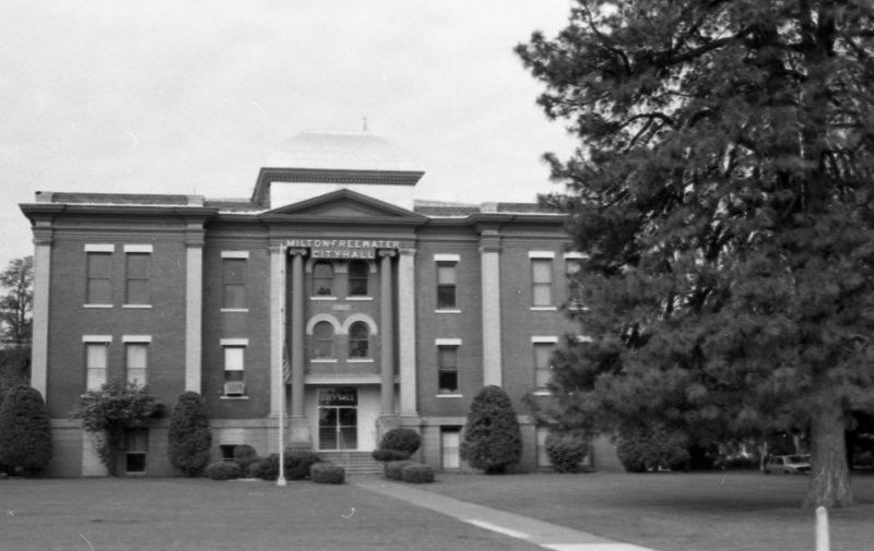 1980 Milton-Freewater City Hall 03