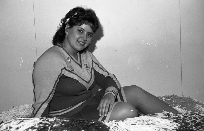 1985 Football Cheerleaders 08