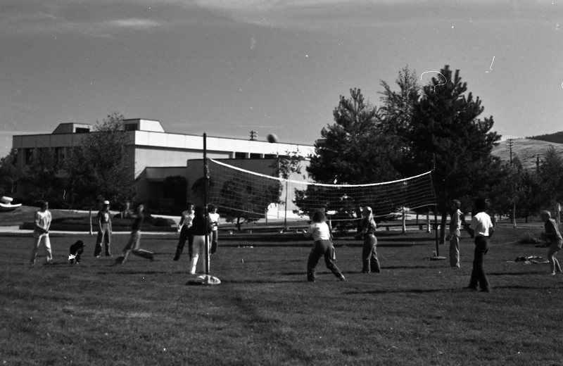 1981 Volleyball, New Students 04