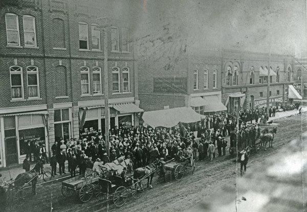 La Grande, Street Crowd