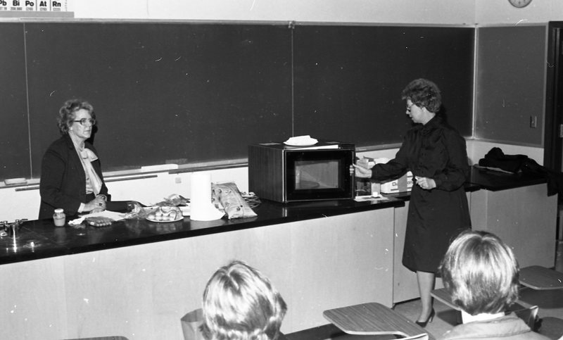 1982 Youth Energy Awareness Day, Cooking 02