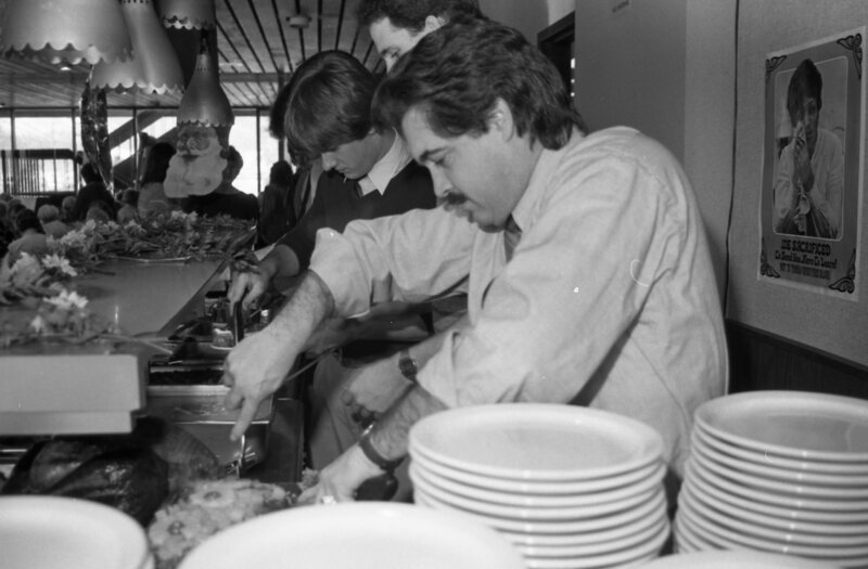 1984 Students Serve Thanksgiving Dinner for Senior Citizens 15