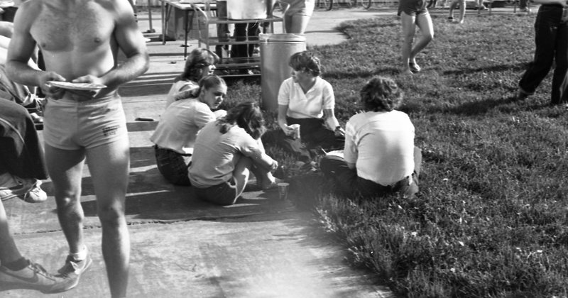 1982 Students, BBQ 01