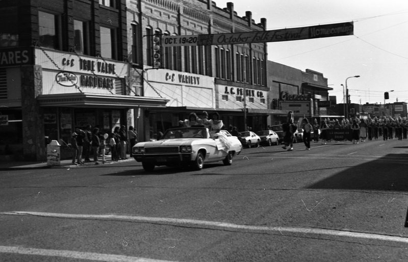 1984 Homecoming and October Folk Festival Parade 03
