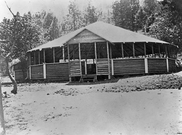 La Grande, Dance Hall