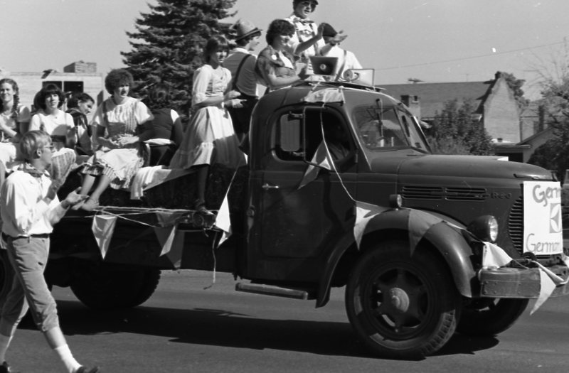 1981 Homecoming Parade, Folk Dancers 05