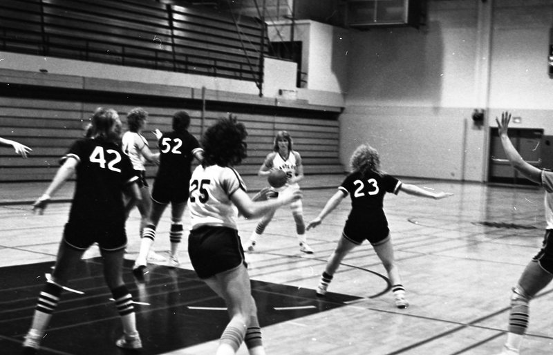 1982 Women's Basketball, EOSC vs. Southern Oregon State College, Action 09