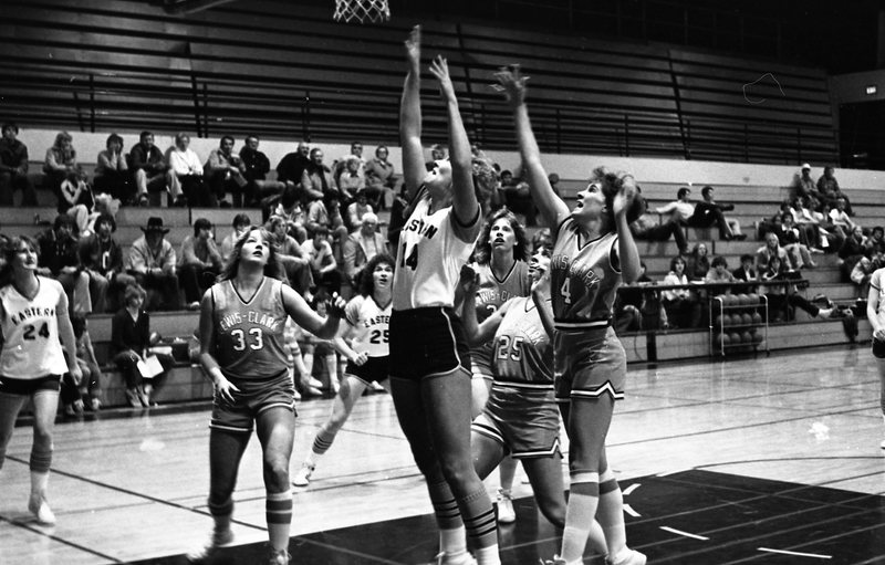 1982 Women's Basketball, EOSC vs. Lewis &amp; Clark, Action 03
