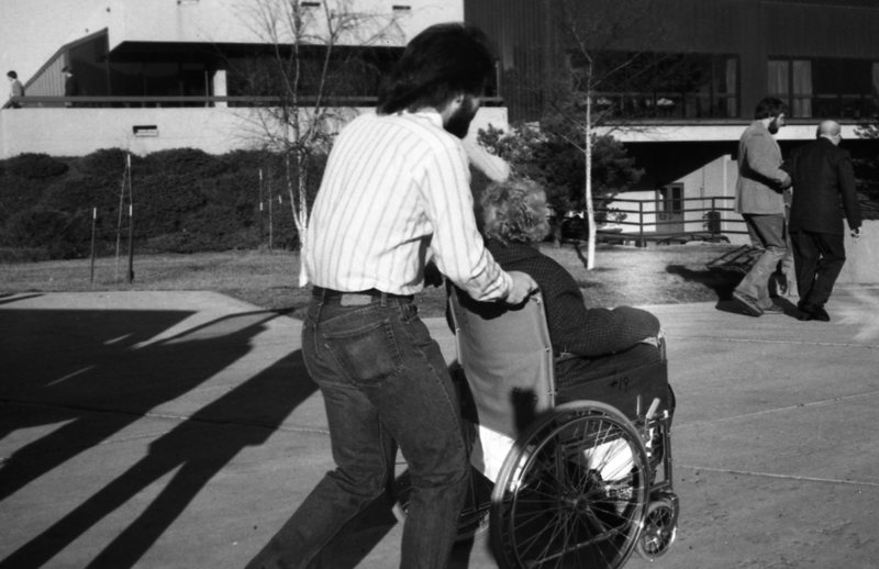 1984 Students Serve Thanksgiving Dinner for Senior Citizens 01
