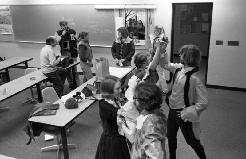 1977 Languages, French Club 08
