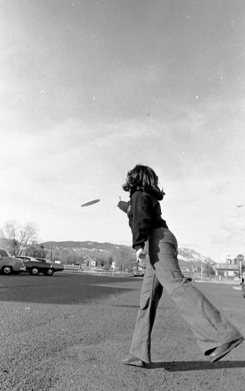 1974 Students, Frisbee 01