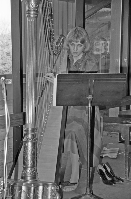 1984 1984 Students Serve Thanksgiving Dinner for Senior Citizens, Harpist 01
