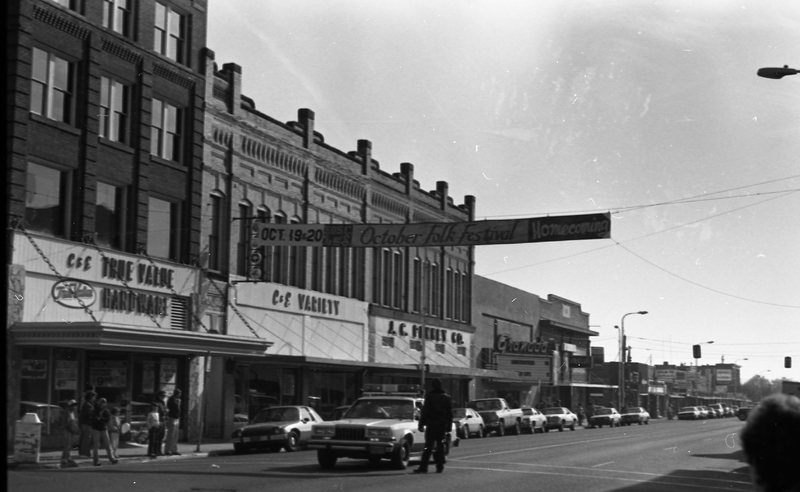 1984 La Grande, Street Scene