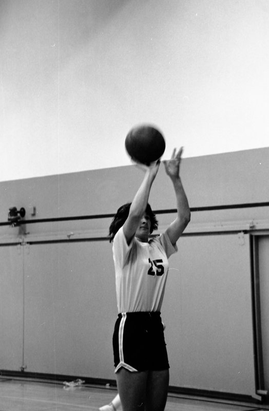 1980 Women's Basketball Players 08