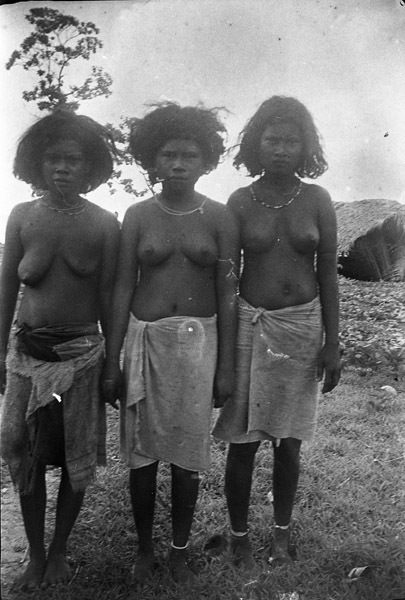 Dobodura Natives, Women 5