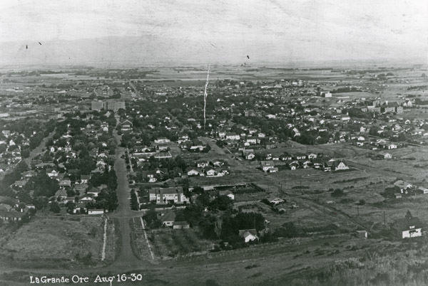 1930 La Grande, Hilltop View 01
