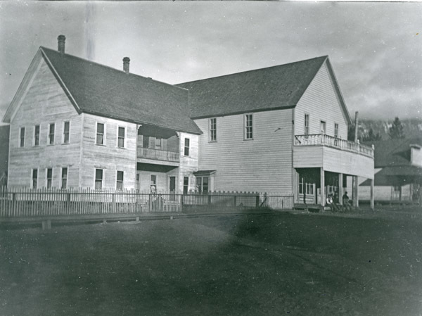 Cove, Hotel