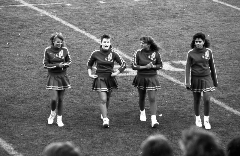 1987 Cheerleaders Walking 02