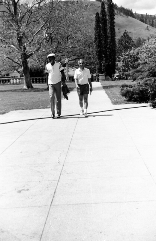 1988 Employees, Walking 02