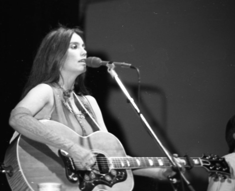 1982 Concert, Emmylou Harris 02