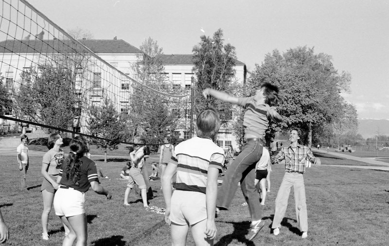 1981 Dorm Play Day &amp; Steak Fry, Volleyball 03