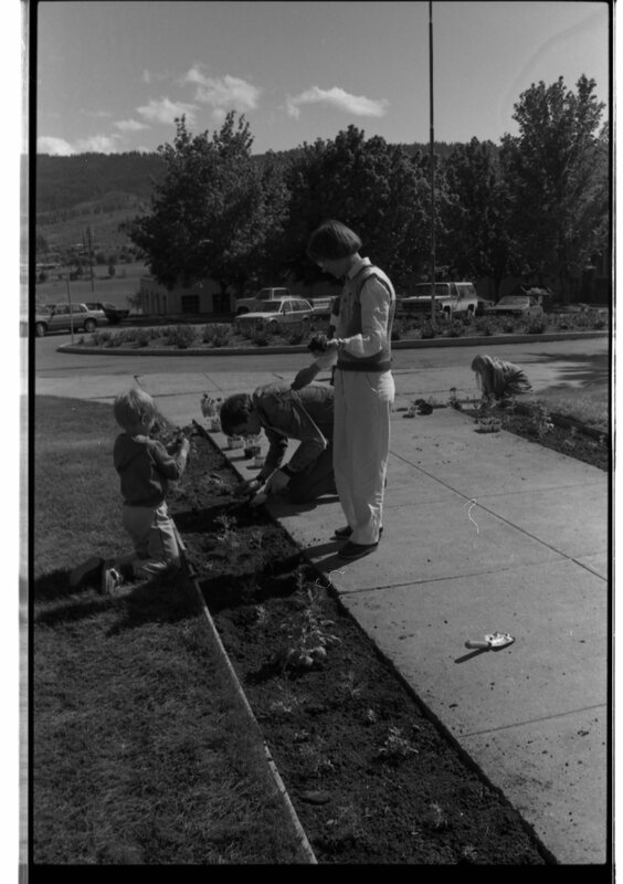 1989 Employees, Planting 01