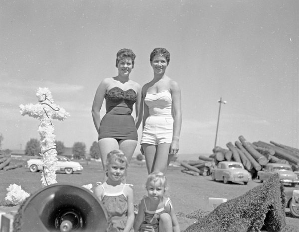 1956-57 Parade, Swimsuit Beauties 3