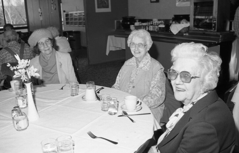 1985 Students Serve Elderly 05