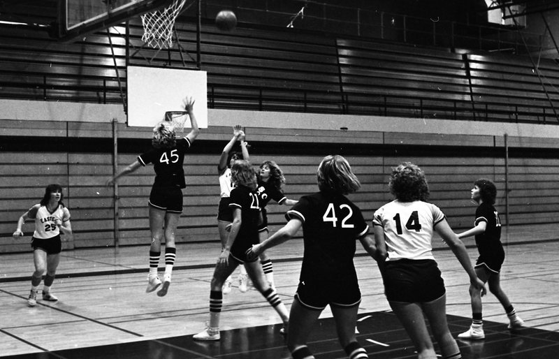 1982 Women's Basketball, EOSC vs. Southern Oregon State College, Action 04