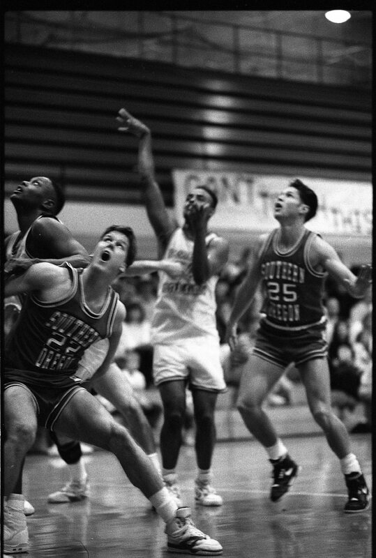 1991 Men's Basketball Action, Southern Oregon at EOSC 16