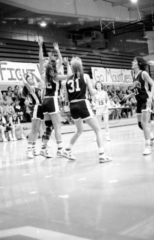 1988 Women's Basketball Action, Oregon Tech at EOSC 17