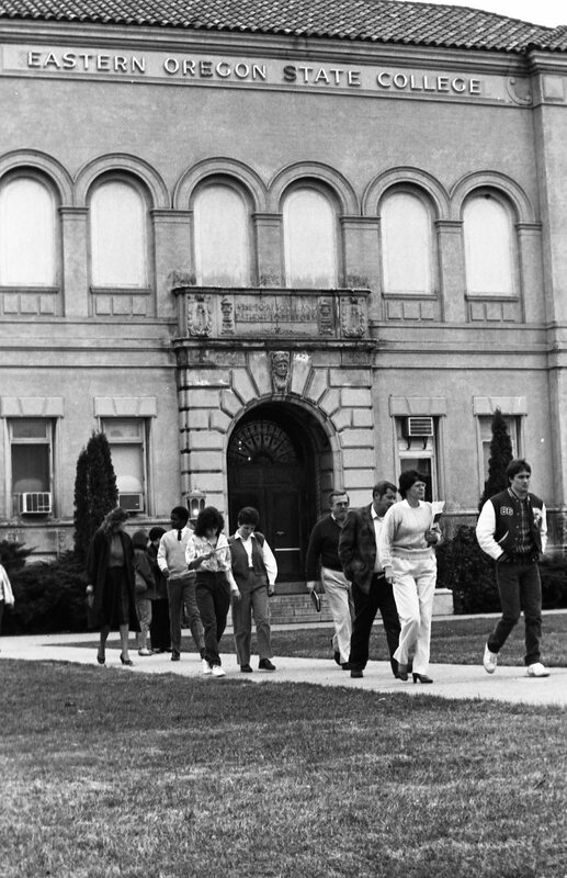 1986 Students &amp; Employees, Walking 03