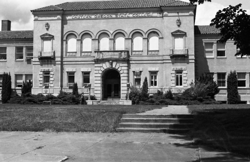 1981 Inlow Hall Entrance 01