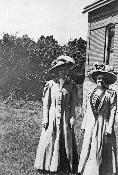 Reuter, Women in Hats 2