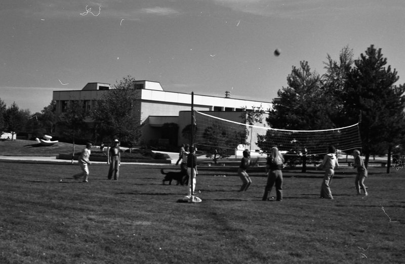 1981 Volleyball, New Students 07