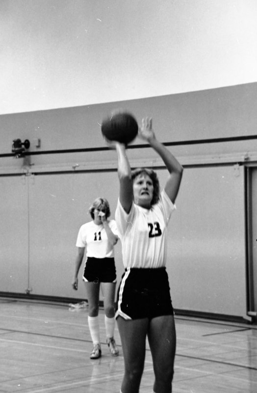 1980 Women's Basketball Action 09