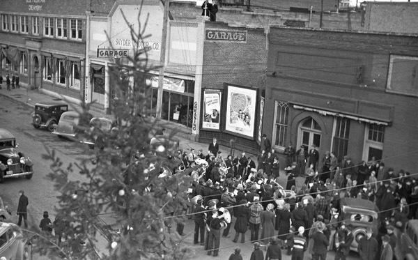 La Grande, Candy Distribution 3