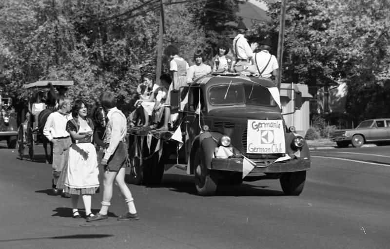 1981 Homecoming Parade, Folk Dancers 02