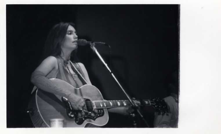 1982 Concert, Emmylou Harris 01