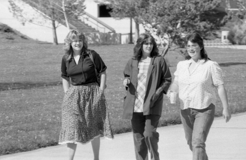 1985 Employees, Walking 03