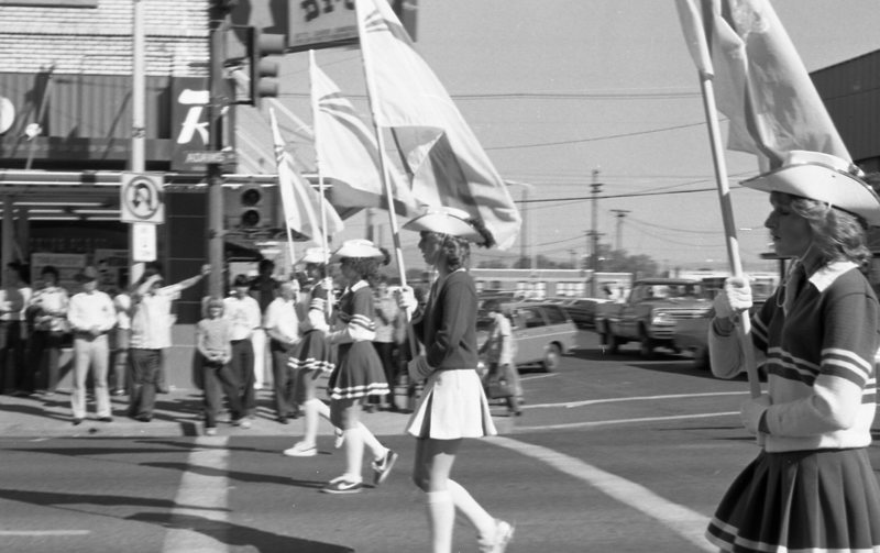 1981 Homecoming Parade, Cheerleaders 01
