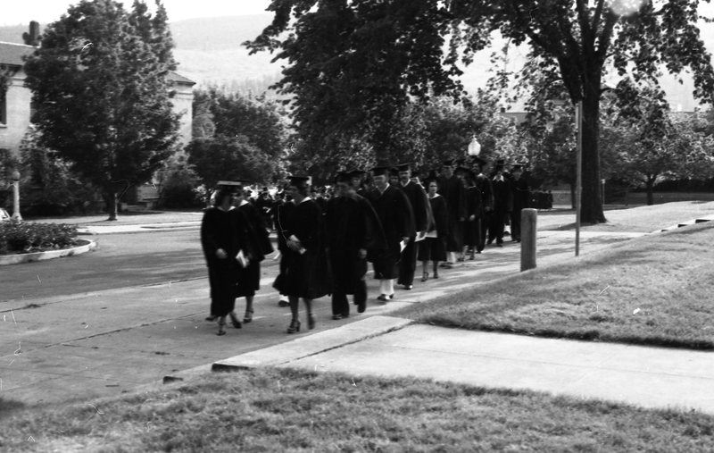 1980 Graduation, Graduates Walk 01