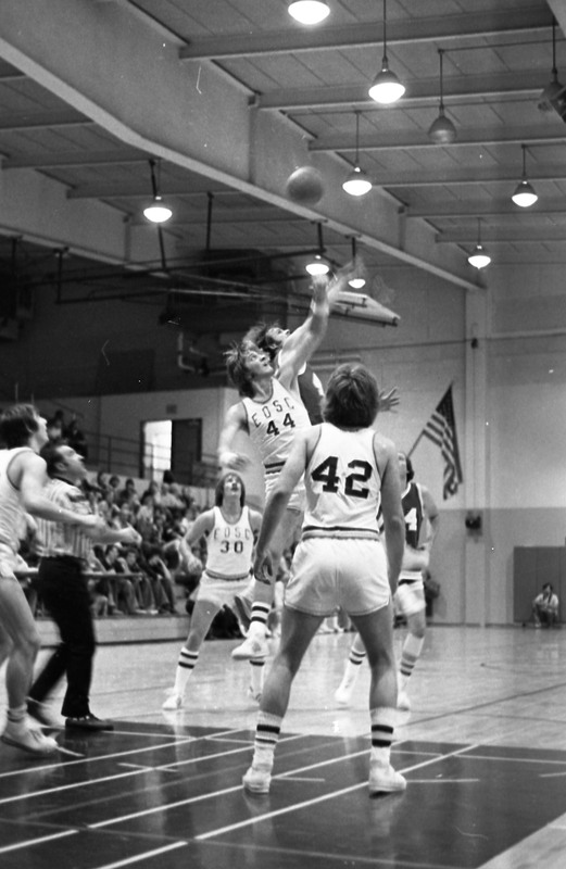 1977 Basketball Action 09