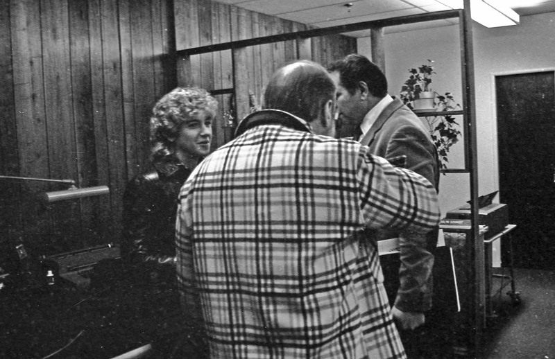1985 Faculty Candids, Talking 01